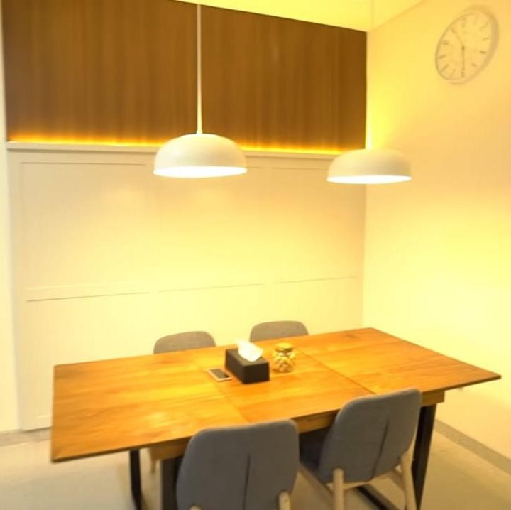 <p>Ruang makannya terlihat sangat minimalis, tak ada banyak barang maupun furnitur. Namun tetap terlihat nyaman, ya, Bunda. (Foto: YouTube TAULANY TV)</p>