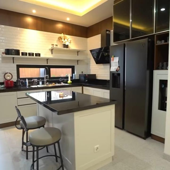 <p>Rumah Surya Insomnia juga memiliki dua dapur, dapur kotor dan dapur bersih. Meski dapurnya terlihat tidak begitu luas, Surya memanfaatkan setiap sudutnya dengan baik, ya, Bunda. (Foto: YouTube TAULANY TV)</p>