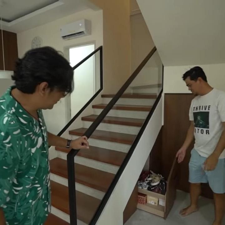 <p>Selain itu, Surya juga memanfaatkan ruang kosong lainnya yang menurutnya masih bisa digunakan untuk menyimpan barang-barang. Misalnya ruang bawah tangga yang ia sulap menjadi rak sepatu dan gudang. (Foto: YouTube TAULANY TV)</p>