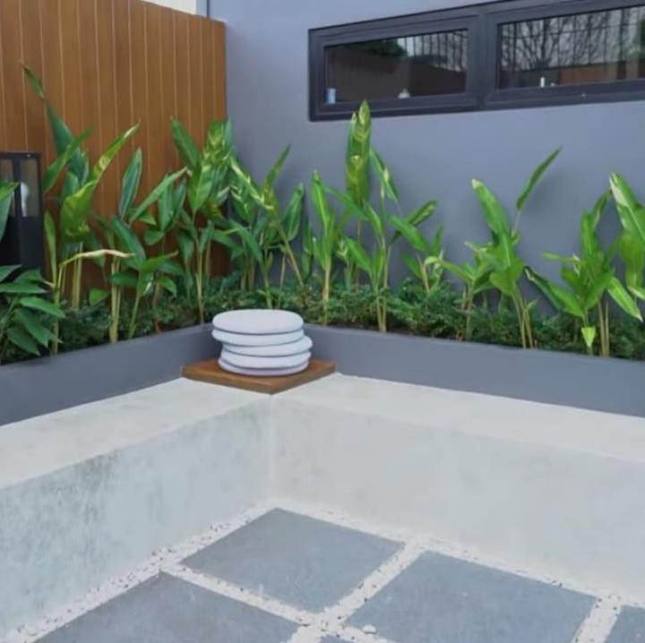 <p>Rumah ini semakin terlihat nyaman karena dilengkapi dengan taman dan tempat duduk, cocok sekali untuk tempat bersantai bersama keluarga dan teman-teman, ya, Bunda. (Foto: YouTube TAULANY TV)</p>