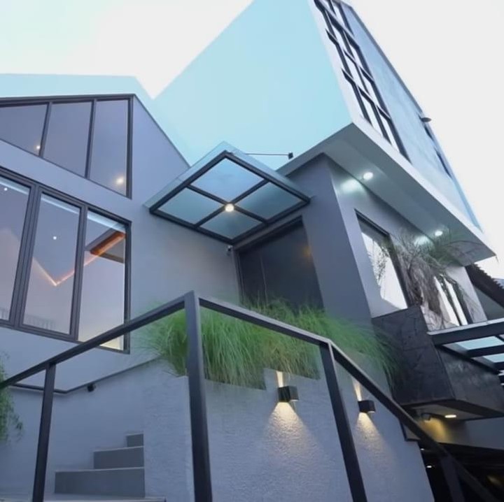 <p>Rumah Surya Insomnia juga sempat mencuri perhatian publik karena dilengkapi dengan berbagai teknologi canggih. Rumah minimalis ini memiliki taman yang sangat rapi dan cantik ala Jepang, lho, Bunda. Rumahnya juga dipenuhi dengan sentuhan kayu yang meambah nilai <em>aesthetic.&nbsp;</em>(Foto: YouTube TAULANY TV)</p>