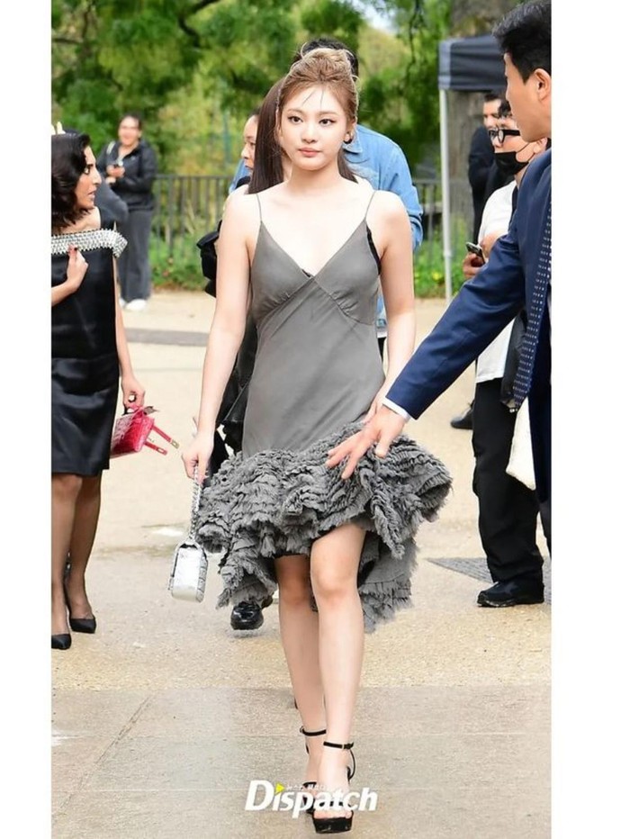 Sementara sang maknae, Ningning, tampil anggun dan sukses membuat netizen pangling dengan dress berwarna grey./ foto: instagram.com/dispatch_style