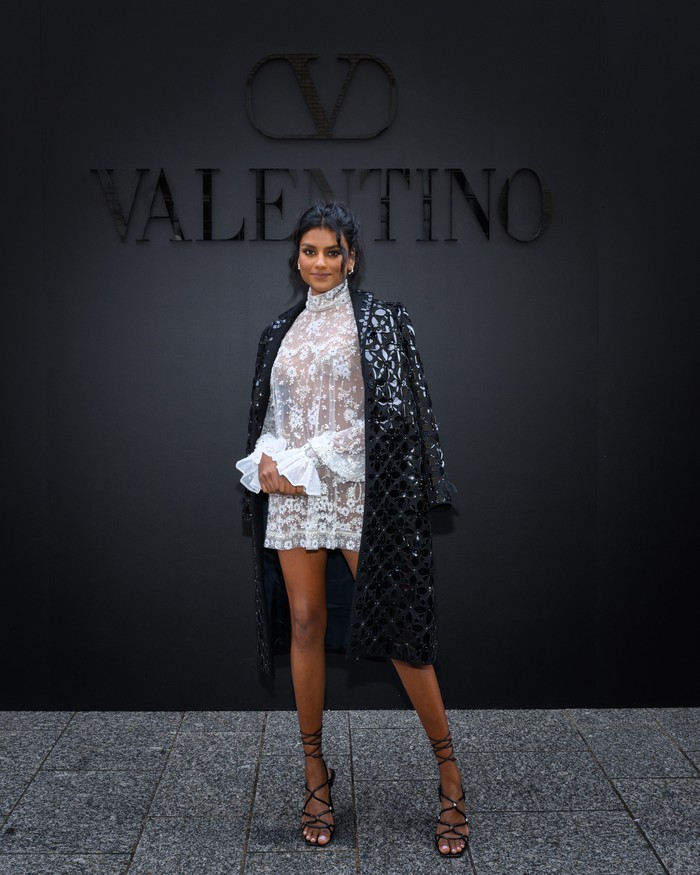 Simone Ashley menampilkan gaya kontras yang romantis dan edgy lewat lace dress dan mantel berhiaskan embellishments dan bordir. Foto: ALFONSO CATALANO