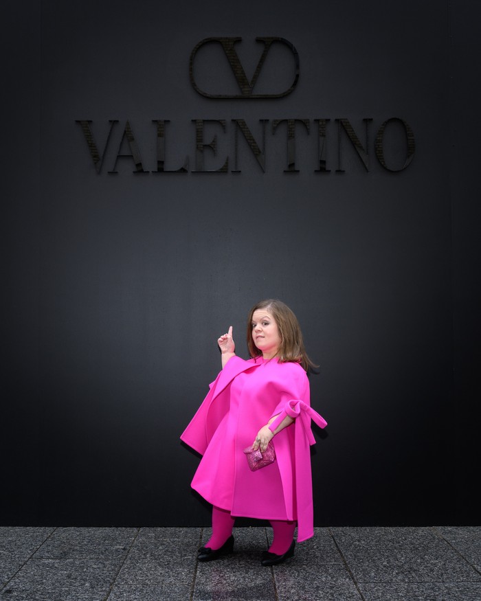 Aktivis dan penulis Sinead Burke memilih busana warna Pink PP dari Valentino yang viral. Foto: ALFONSO CATALANO