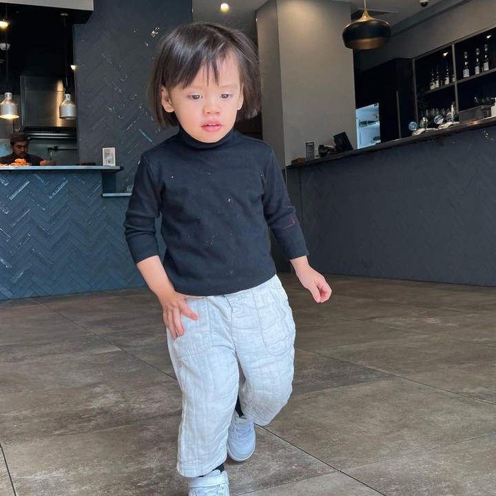 <p><em>Style</em> Lucas yang dominan dengan pakaian musim dingin dan gaya <em>casual </em>ini bisa jadi inspirasi nih, Bunda. Acha juga sering menceritakan perkembangan Lucas. "Anakeee uda 30 bulan. sayangnya Mama gak berasa udah mulai gede, udah bisa diajak ngobrol, udah bisa request mau makan apa, udah pake sendal sendiri kalau mau pergi (walaupun sering kebalik). Jesus bless you Son," tulis Acha sebagai <em>caption</em>. (Foto : dok. Instagram @achasinaga)</p>