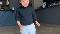 <p><em>Style</em> Lucas yang dominan dengan pakaian musim dingin dan gaya <em>casual </em>ini dapat jadi inspirasi nih, Bunda. Acha juga sering menceritakan perkembangan Lucas. "Anakeee uda 30 bulan. sayangnya Mama gak berasa udah mulai gede, udah dapat diajak ngobrol, udah dapat request mau makan apa, udah pake sendal sendiri kalau mau pergi (walaupun sering kebalik). Jesus bless you Son," tulis Acha sebagai <em>caption</em>. (Foto : dok. Instagram @achasinaga)</p>