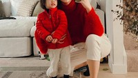 <p>Acha Sinaga juga tampak sering menggunakan outfit senada dengan Lucas. Gaya pakaian Lucas pun sering mencuri perhatian netizen. Kali ini Lucas dan Bunda Acha kompak mengenakan pakaian bernuansa merah dan krem, tak ketinggalan kaos kaki hitam. (Foto : dok. Instagram @achasinaga)</p>