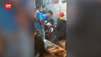 VIDEO: Momen Aremania Berlindung di Warung Usai Tragedi Kanjuruhan