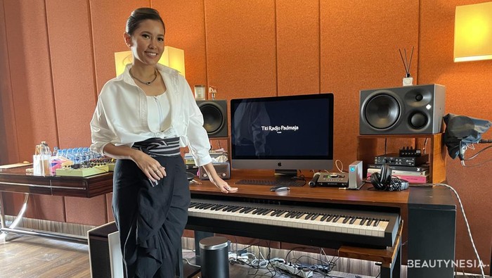 Titi Radjo Padmaja Rilis Single Terbaru Flow, Ajak untuk 'Healing' dan Berserah kepada Sang Pencipta