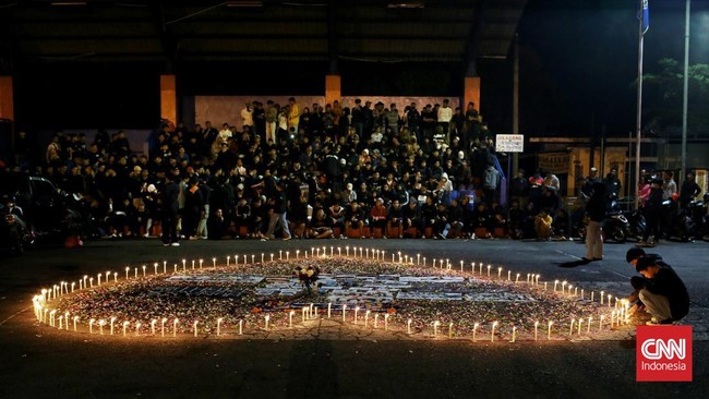DPR menunggu kinerja pemerintah yang sudah membentuk Tim Gabungan Independen Pencari Fakta (TGIPF) untuk mengusut tragedi Kanjuruhan.