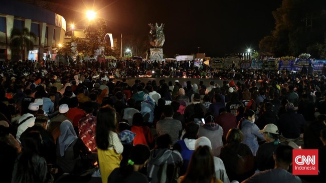 Mahasiswa di Surabaya menggelar aksi guna mendesak Kapolri Jenderal Listyo Sigit Prabowo mencopot Kapolda Jatim Irjen Pol Nico Afinta terkait Kanjuruhan.