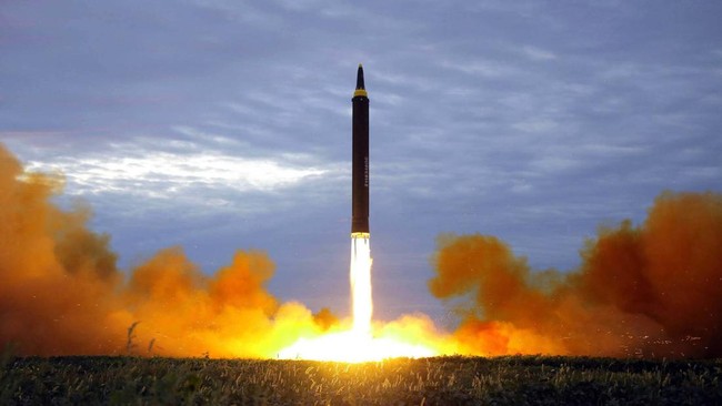 Korea Selatan dan Jepang mengungkap Korea Utara menembakkan rudal balistik pada Minggu (17/12), peristiwa ini terjadi saat peringatan kematian Kim Jong Il.
