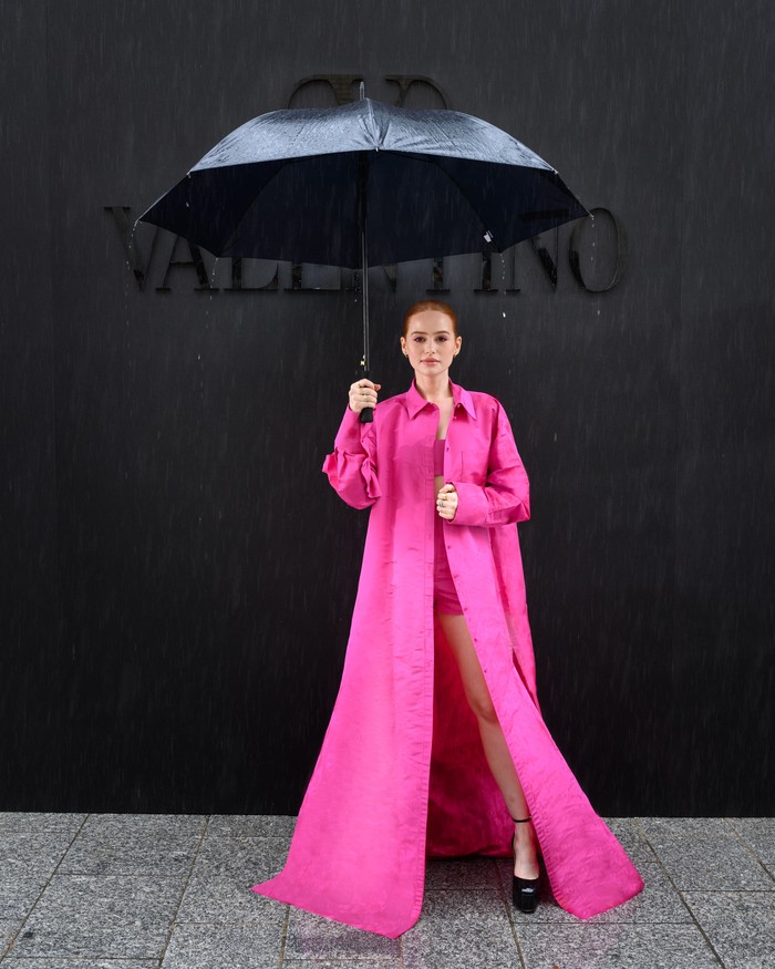 Gaya serba pink juga dipilih Madeleine Petsch. Agar terlihat berbeda tampak ia mengenakan platform heels warna hitam. Foto: ALFONSO CATALANO/courtesy of Valentino
