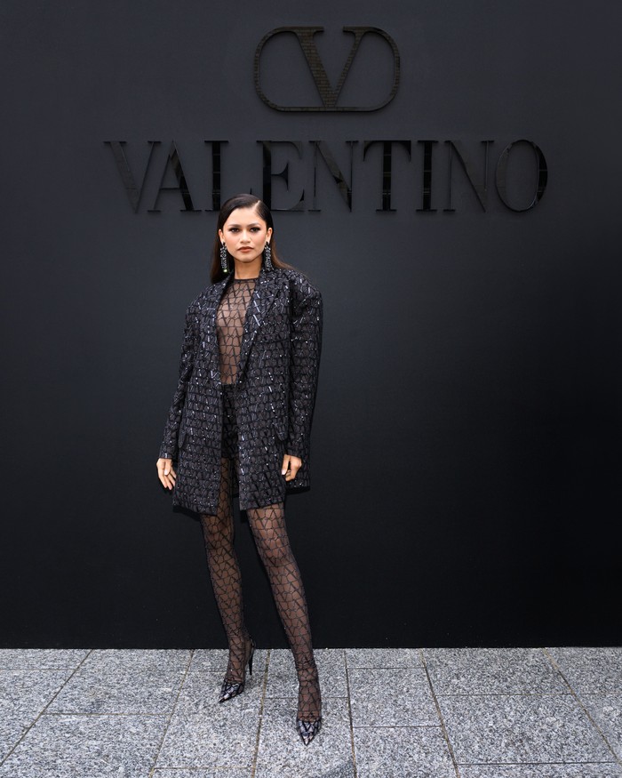 Kombinasi busana transparan dengan jaket berkilauan bernuansa hitam menampilkan Zendaya dalam gaya glamor yang elegan dan seductive. Foto: ALFONSO CATALANO/courtesy of Valentino