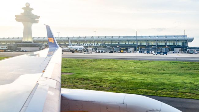 Di Washington DC terdapat dua bandara, yakni Bandara Nasional Ronald Reagan (DCA) dan Bandara Internasional Washington Dulles (IAD).