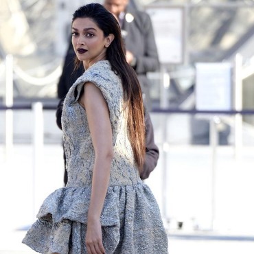 Deepika Padukone Bikin Heboh Usai Naik Pesawat Kelas Ekonomi