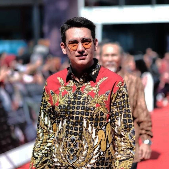 Adipati Dolken juga termasuk artis yang bangga mengenakan batik sebagai outfit andalannya. Pada penampilan kali ini Adipati memakai batik warna cokelat yang dikombinasi dengan warna merah. Tak lupa ia juga mengenakan kacamata. (Foto: Instagram @adipati)
