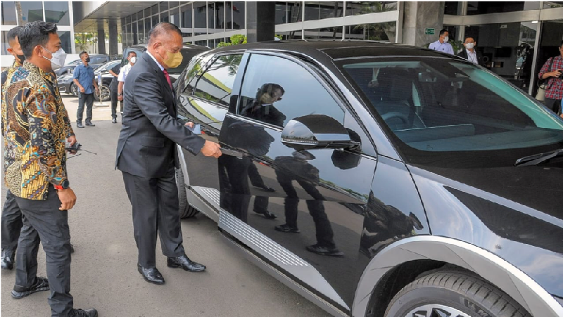 Wakil Ketua DPR RI, Lodewijk F. Paulus, menjajal mobil listrik rakitan anak bangsa, Hyundai IONIQ 5, di lingkungan Gedung Nusantara, Selasa (4/10).