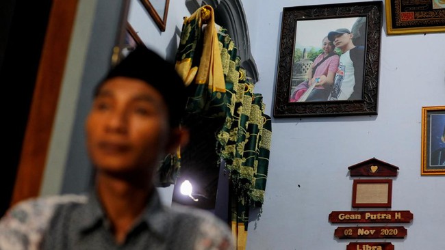 Seorang Aremania, Andi Haryanto, tak mau menonton sepak bola lagi setelah istri dan dua anak perempuannya meninggal dunia di Stadion Kanjuruhan.
