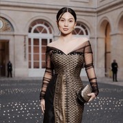Selain di Catwalk, Simak Gaya Glamor Ariel Tatum Lainnya di Paris Fashion Week