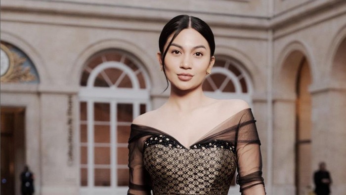 Selain di Catwalk, Simak Gaya Glamor Ariel Tatum Lainnya di Paris Fashion Week