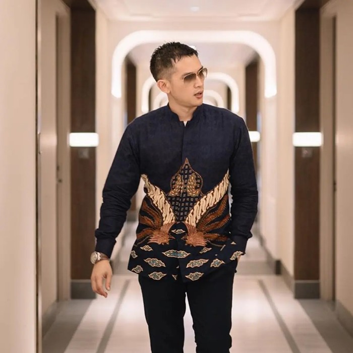 Artis kelahiran 1985 ini beberapa kali eksis memakai batik, salah satunya ketika ia melamar Citra Kirana pada 2019 lalu. Rezky Aditya memilih batik berwarna biru gelap di momen spesialnya. (Foto: Instagram @imagenic)