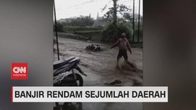 VIDEO: Banjir Rendam Sejumlah Daerah: 1 Unit Motor Terseret