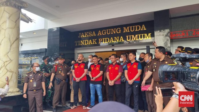 AKBP Arif Rachman diduga telah melakukan menghalangi proses penyidikan bersama-sama dengan Ferdy Sambo, Brigjen Hendra Kurniawan, dan 4 terdakwa lainnya.