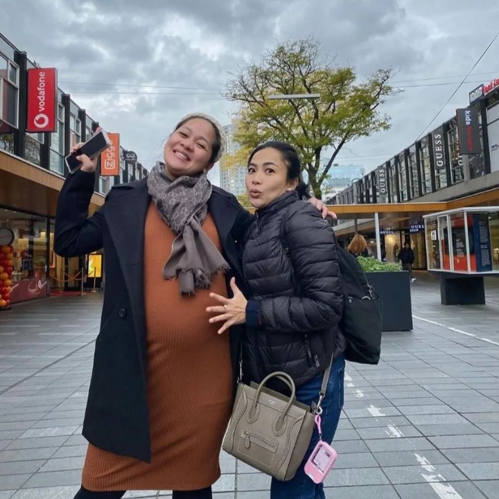 <p>Dalam unggahannya, Gracia dan Ferina Rose terlihat sangat senang dapat bisa bertemu. "Setelah 1.5 tahun pindah ke Belanda, bumil sehappy itu dapet kabar kalo ibu @fenirose en @_audi.kh_ bakal ke Belanda .. wuhuuu excited parah ... pengen nunjukin secara live perut besarku ini dengan segala doa2nya ..," ungkap Gracia. (Foto: Instagram: @graciaz14)</p>