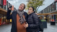 <p>Dalam unggahannya, Gracia dan Ferina Rose terlihat sangat senang dapat bisa bertemu. "Setelah 1.5 tahun pindah ke Belanda, bumil sehappy itu dapet kabar kalo ibu @fenirose en @_audi.kh_ bakal ke Belanda .. wuhuuu excited parah ... pengen nunjukin secara live perut besarku ini dengan segala doa2nya ..," ungkap Gracia. (Foto: Instagram: @graciaz14)</p>