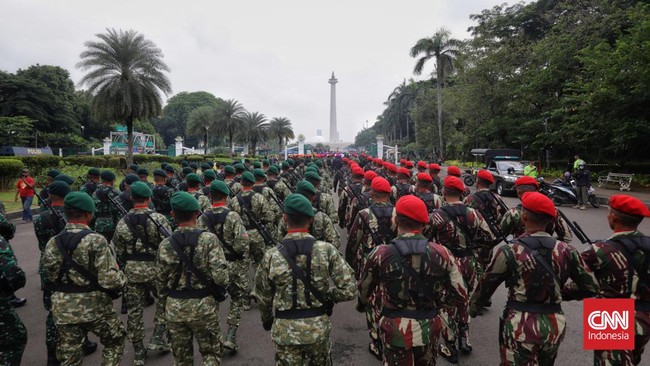 Peneliti senior Imparsial, Al Araf mengungkap ada sekitar 2.500 prajurit TNI aktif yang menduduki jabatan sipil berdasarkan informasi dari Lemhannas pada 2023.