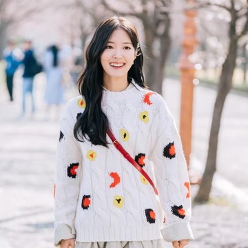img-title Tampil Cerah dan Ceria, Yuk Intip Gaya Outfit ala Kim Yu Ri di Drakor The Law Cafe