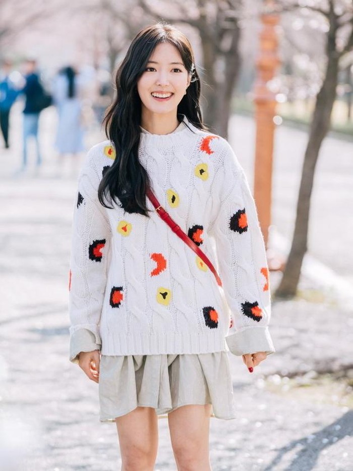 Di episode awal, Kim Yu Ri semasa mahasiswa terlihat menawan. Anak hukum di Universitas Hankuk ini tampil modis dengan sweater rajut SJYP serta rok mini. Harga sweater lucu ini cuman Rp 1,5 juta loh Beauties./ Foto: instagram.com/lsy_content