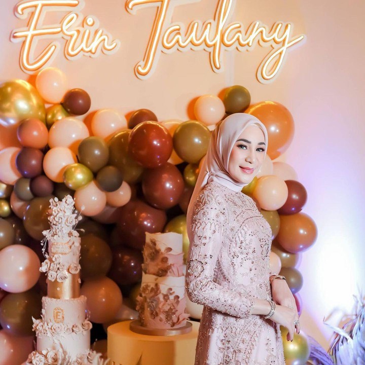<p>Istri Andre Taulany itu tetap terlihat ramping bak ABG meski sudah menjadi Bunda tiga anak, nih. (Foto: Instagram@erintaulany)</p>