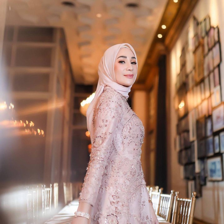 <p>Enggak cuma wajahnya yang tampak <em>glowing</em> di usia 37 tahun, Erin Taulany juga menuai pujian lewat tubuhnya yang ramping. (Foto: Instagram@erintaulany)</p>
