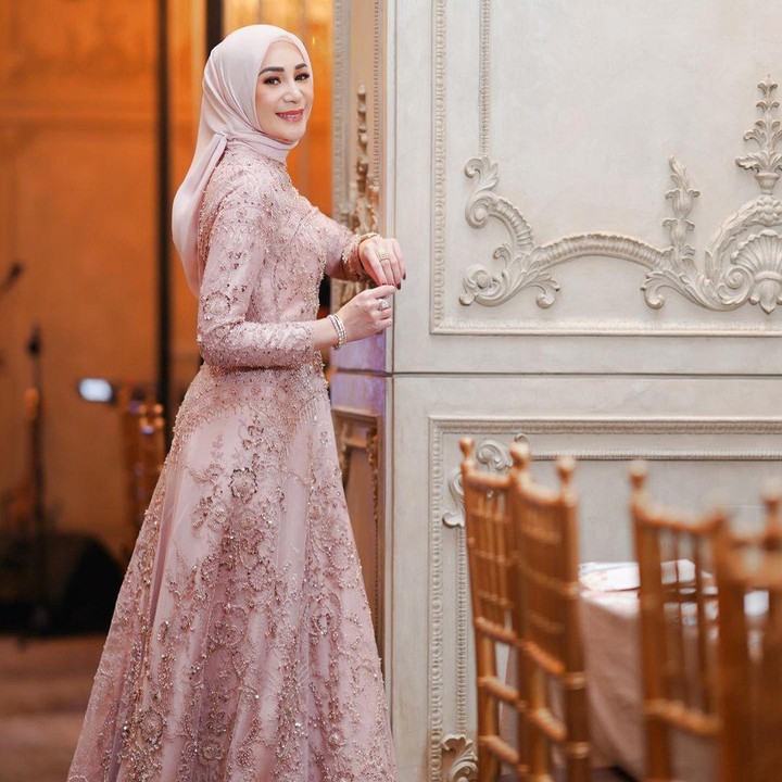 <p>Erin Taulany mengenakan <em>dress</em> bersiluet <em>A-line</em> beraksen <em>embroidery</em> yang membalut tubuhnya. Ia kemudian mengenakan hijab segi empat berwarna senada. (Foto: Instagram@erintaulany)</p>