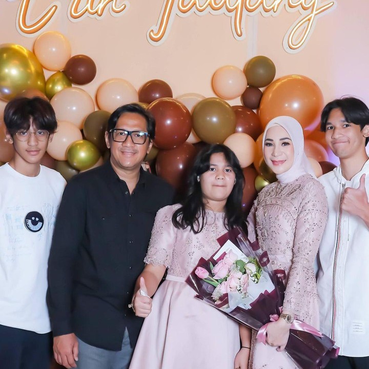 <p>Erin Taulany merayakan pesta ulang tahunnya bersama suami tercinta dan didampingi oleh anak-anak. Hari tersebut menjadi momen manis dalam hidupnya. (Foto: Instagram@erintaulany)</p>