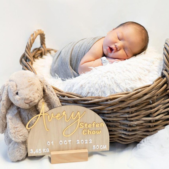 <p>"Setelah hampir 5 tahun menikah dan 3 kehamilan, akhirnya kami mendengar detak jantung bayi kami. Keajaiban membutuhkan sedikit waktu. #babyontheway Tidak sabar untuk bertemu denganmu, sayangku," tulis Stella Cornelia dalam Instagram miliknya. Foto: Instagram @fendychow</p>