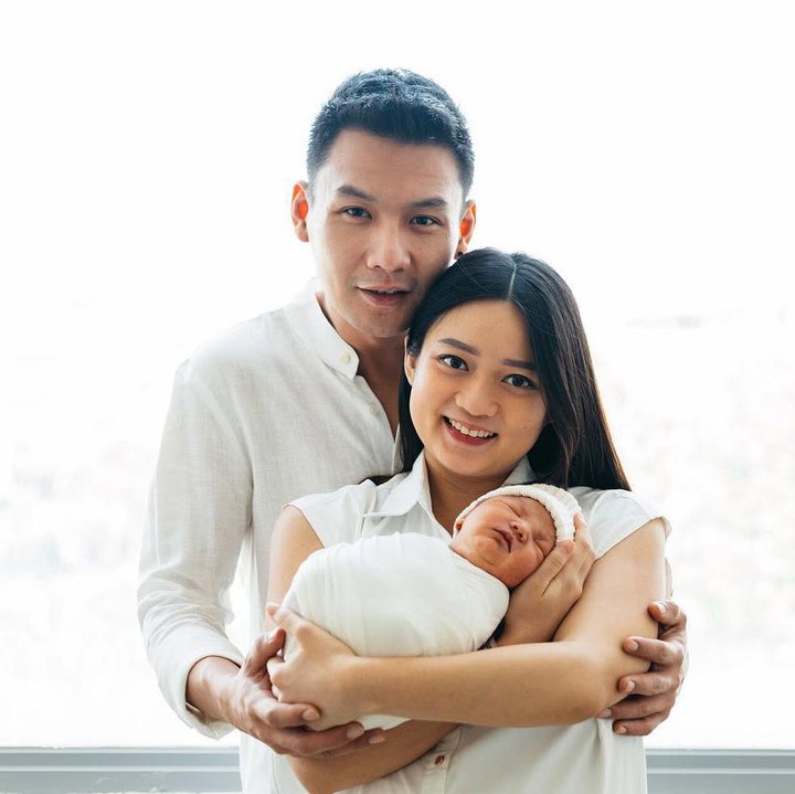 <p>Fendy dan Stella memang dikenal sebagai pasangan yang kerap membagikan momen romantis mereka. Kini, kebahagiaan mereka terasa lengkap dengan hadirnya Baby Avery. "Kamu adalah hadiah paling luar biasa Avery yang tampan. Aku tak bisa menggambarkan kebahagiaan menjadi seorang PAPA dengan sepatah kata pun. Terima kasih Tuhan atas hidup kami yang sempurna ini," tulis Fendy. Foto: Instagram @fendychow</p>