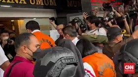 Pakai Baju Tahanan, Ferdy Sambo dan Putri Tiba di Gedung Kejagung