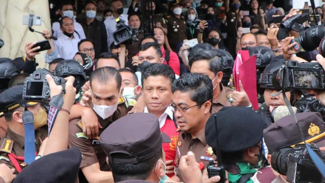 Ferdy Sambo menyatakan istrinya, Putri Candrawathi, tak terlibat dalam kasus pembunuhan. Ia pun meminta maaf kepada keluarga Brigadir J.