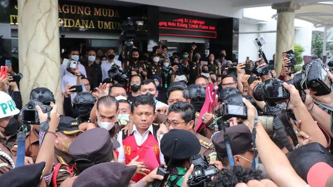 Kapuspenkum Kejagung Ketut Sumedana menyebut insiden penjagaan Brimob saat pelimpahan Ferdy Sambo Cs yang menghalangi wartawan miskomunikasi.