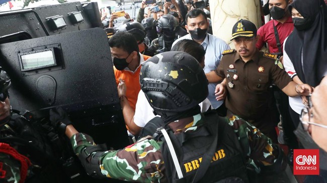 Ferdy Sambo tiba di PN Jaksel dengan pengawalan ketat. Dia turun dari kendaraan taktis Brimob, dengan penjagaan para jaksa.
