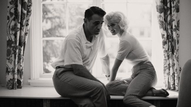 Salah satu hal yang menuai kritikan dalam Blonde adalah kisah Marilyn Monroe dipaksa berhubungan seks dengan Presiden AS ke-35, John F Kennedy (JFK).