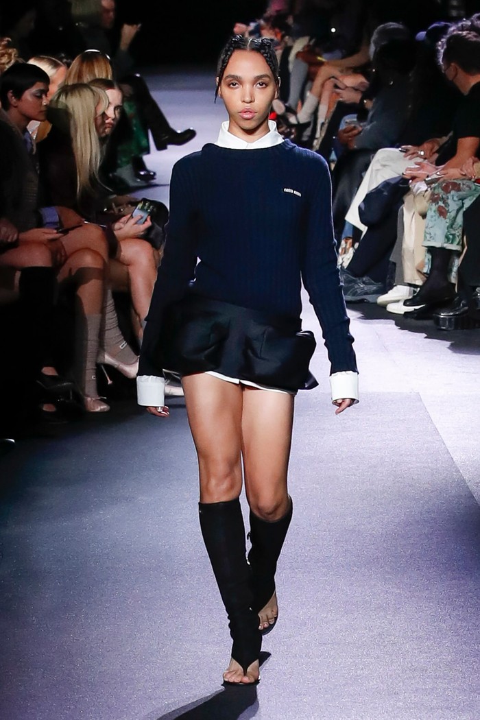 Biasa tampil nyentrik, FKA Twigs tampil dalam busana bergaya preppy saat jadi model di fashion show Miu Miu di Paris Fashion Week spring/summer 2023. Foto: Courtesy of Miu Miu