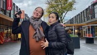 <p>Dalam unggahannya, Gracia dan Ferina Rose terlihat sangat senang dapat bisa bertemu. "Setelah 1.5 tahun pindah ke Belanda, bumil sehappy itu dapet kabar kalo ibu @fenirose en @_audi.kh_ bakal ke Belanda .. wuhuuu excited parah ... pengen nunjukin secara live perut besarku ini dengan segala doa2nya ..," ungkap Gracia. (Foto: Instagram: @graciaz14)<br /><br /><br /></p>