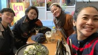 <p>Merasa senang dikujungi Feni Rose, Gracia sendirilah yang metraktir dan menemani Feni Rose berkeliling Belanda. "Yang paling penting yang seru itu ngobrol rencana2 seru sambil MAKAN .... Makasih ibu udh nengokin aku, supper happy dan kangennya terobati ... Semoga rencana2 kita terwujud dan bisa sering ketemu .. Love sangat.... (Foto: Instagram: @graciaz14)</p>