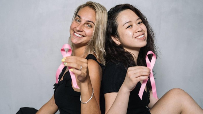 carilah organisasi yang ada di sekitarmu, dan jadilah salah satu relawan pemerhati kanker payudara/Foto: pexels.com/anntarazevich