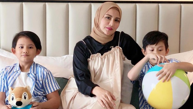Juliana Moechtar dan kedua anaknya
