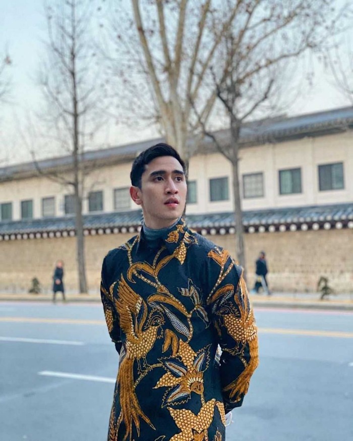 When traveling to Korea, Verrell Bramasta was so confident wearing batik combined with a turtle neck.  Verrell looks dashing wearing this Indonesian culture, yes, Beauties.  (Photo: Instagram @bramastavrl)